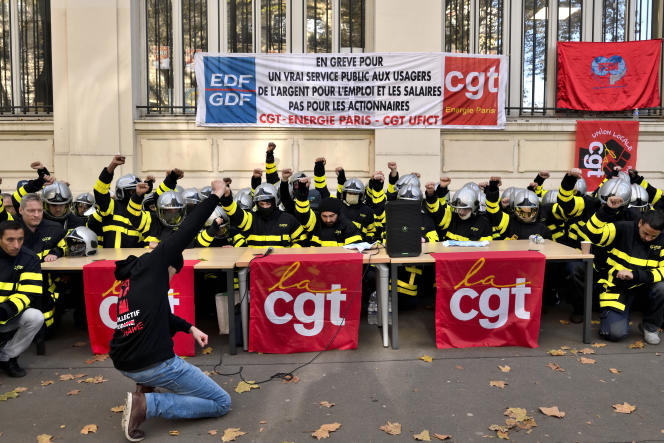 Genou à terre en hommage à un agent qui s’est suicidé. Pendant la grève des salariés de GRDF, sur le site de Trudaine, à l'appel du syndicat CGT-Energie et UGICT, le 24 novembre 2022, à Paris.
