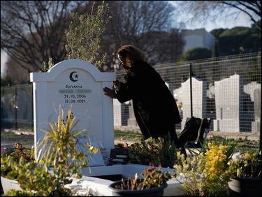 Laetitia, la tante de Rayanne, sur la tombe de son neveu.