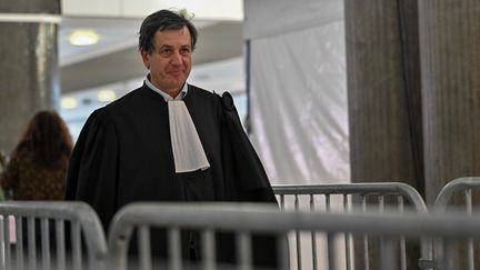 L'avocat Didier Seban arrive au procès de Monique Olivier, le 14 décembre 2023. (QUENTIN REIX / MAXPPP)