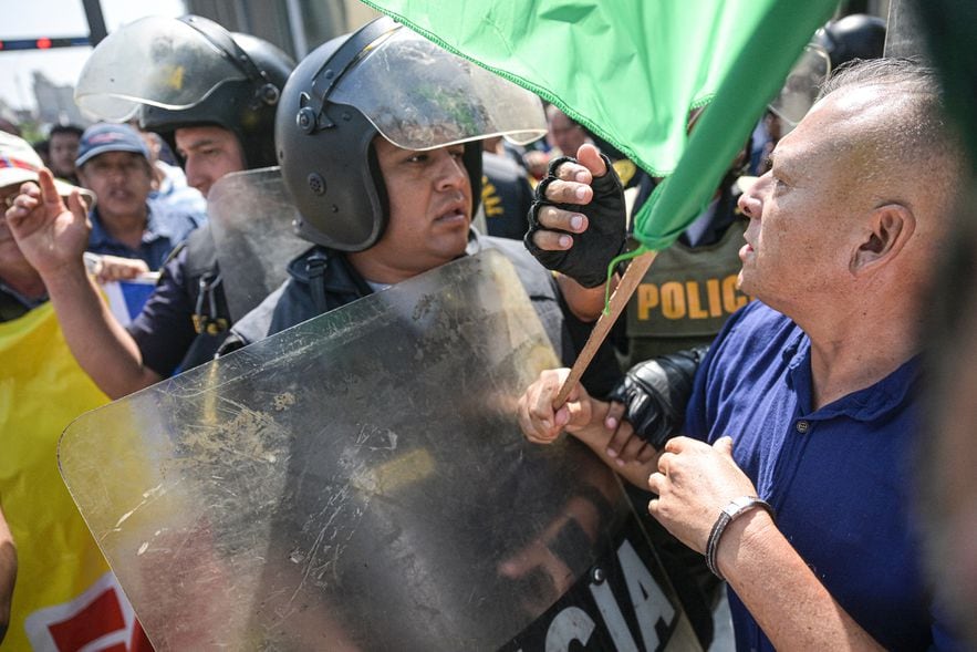 Des policiers séparent des partisans et des détracteurs de la présidente péruvienne Dina Boluarte, le 5 avril 2024 à Lima